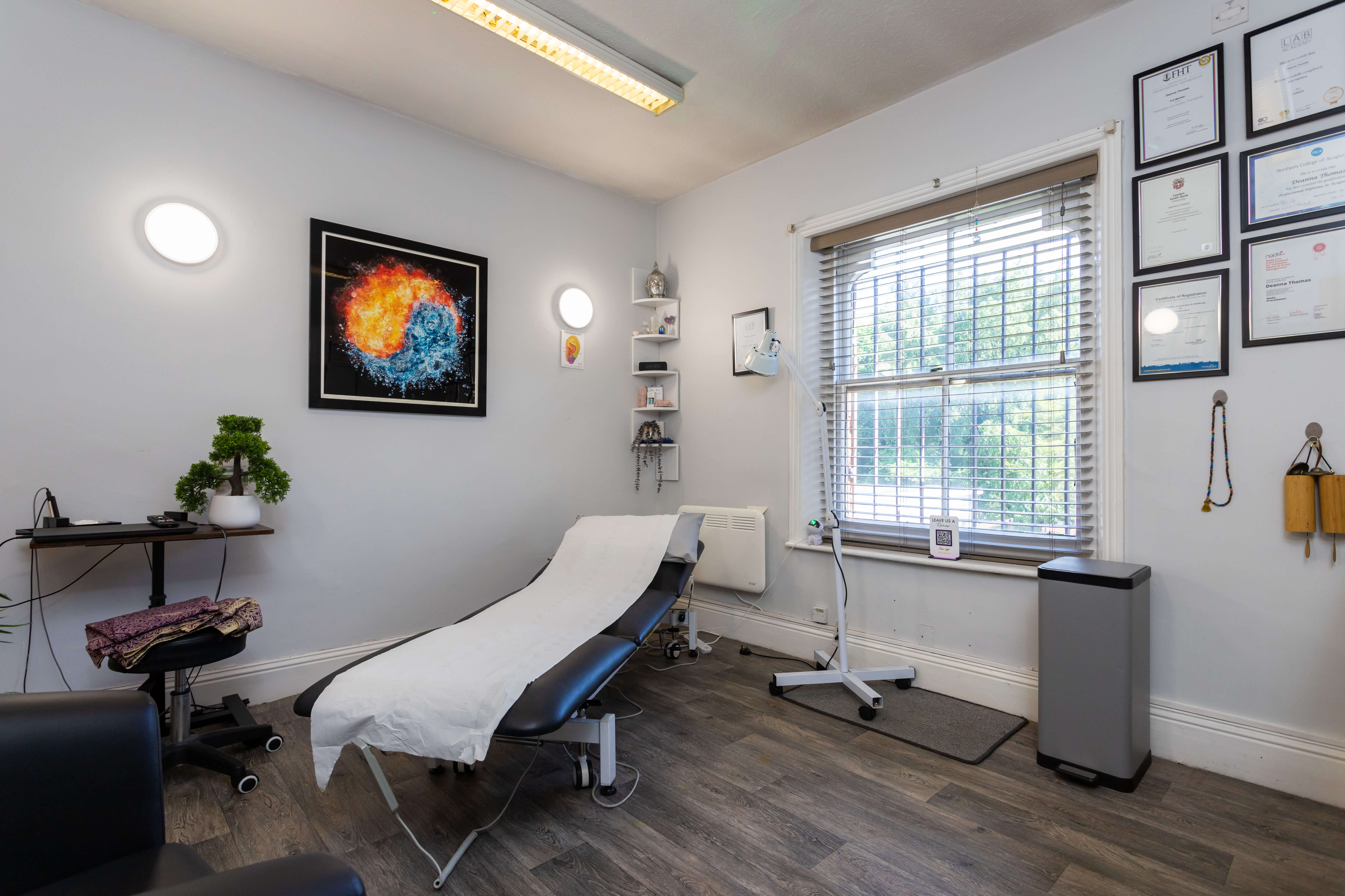 Calm acupuncture treatment room in a Middlesbrough clinic, supporting nervous system regulation and emotional balance during smoking cessation.